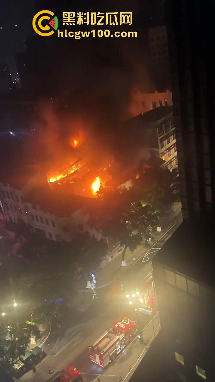 天降灾祸!!重庆市渝中区威斯汀对面新华路家电城失火,现场火光冲天,堪称人间地狱。-8