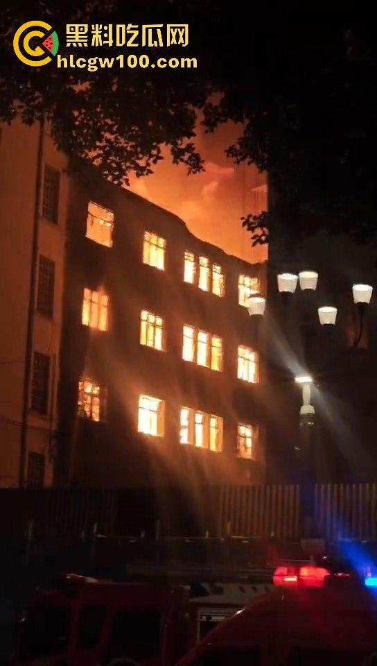 天降灾祸!!重庆市渝中区威斯汀对面新华路家电城失火,现场火光冲天,堪称人间地狱。-11