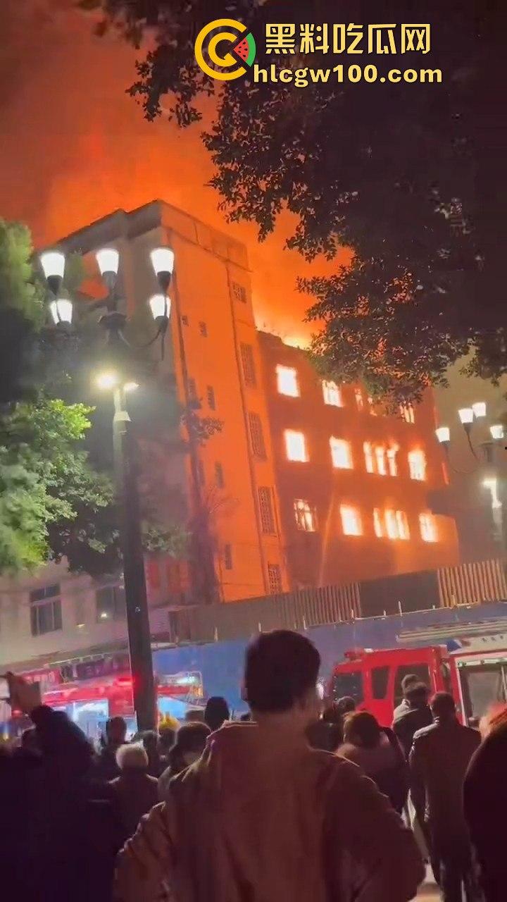 天降灾祸!!重庆市渝中区威斯汀对面新华路家电城失火,现场火光冲天,堪称人间地狱。-12