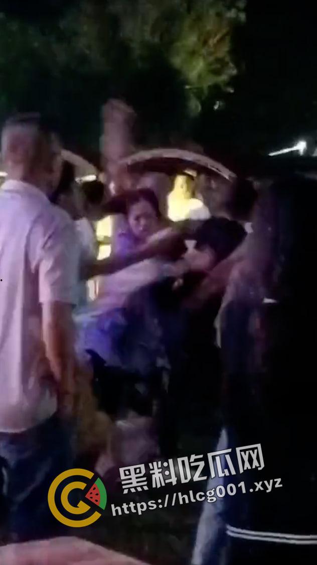 海南海口大致坡大陆人大战海南人  摸了本地人老婆地屁股 命就得留下 现场视频流出 真下死手-3