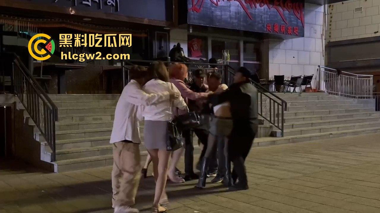 精神小妹怒怼TS小姐姐 黑丝猛女爆发干架场面失控！保安连拉都拉不住，绝对劲爆现场！-6