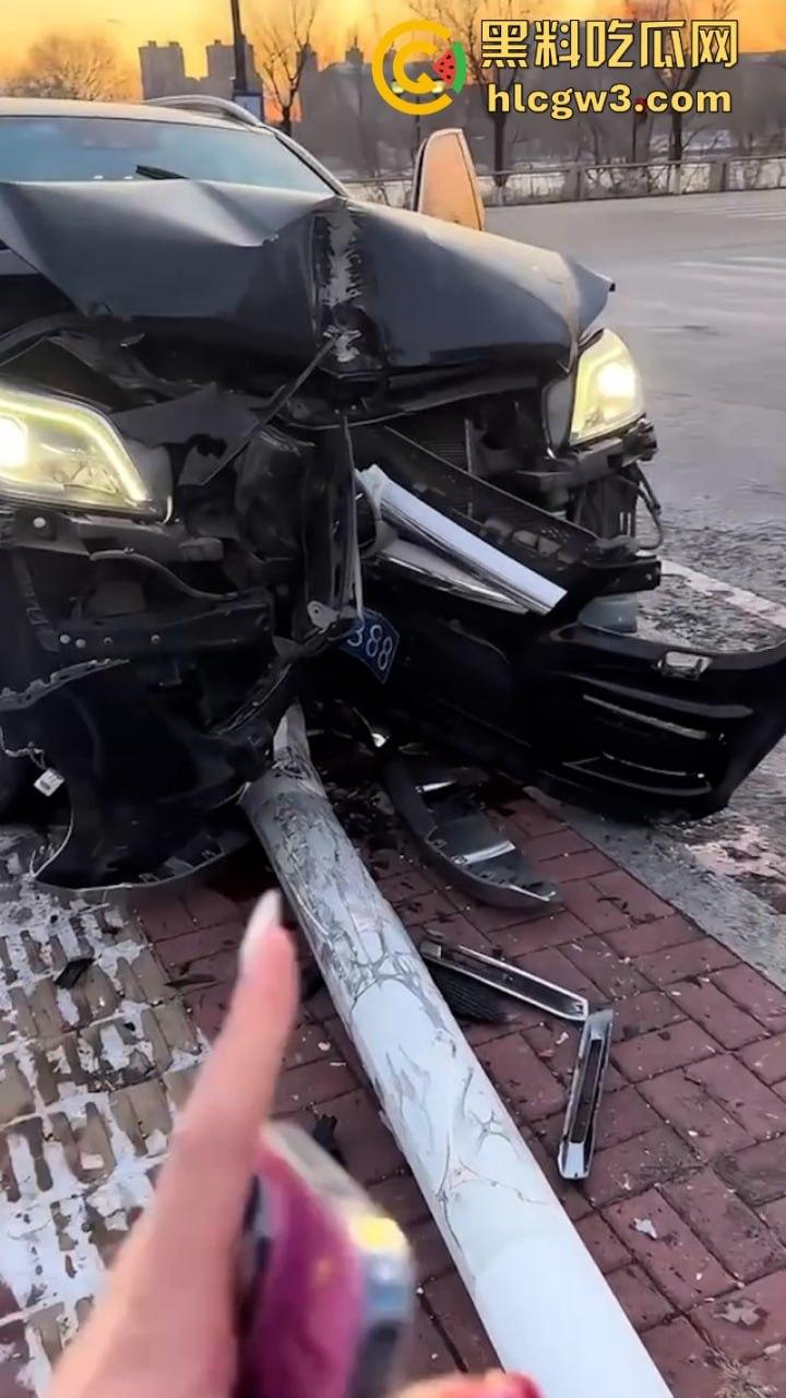 吉林妙龄女开奔驰撞倒电线杆车头损毁严重 乐观表示：红灯都没闯过-8