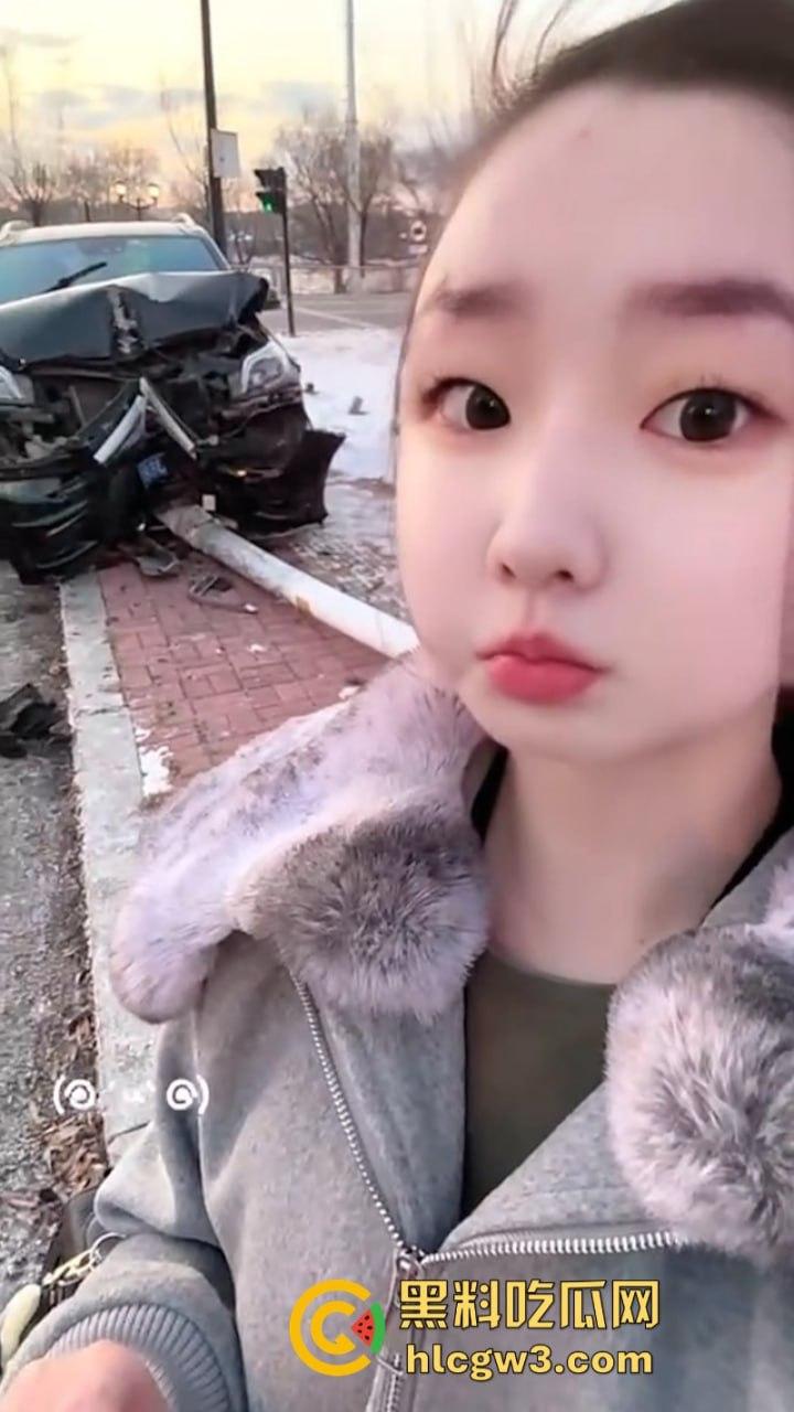吉林妙龄女开奔驰撞倒电线杆车头损毁严重 乐观表示：红灯都没闯过-9