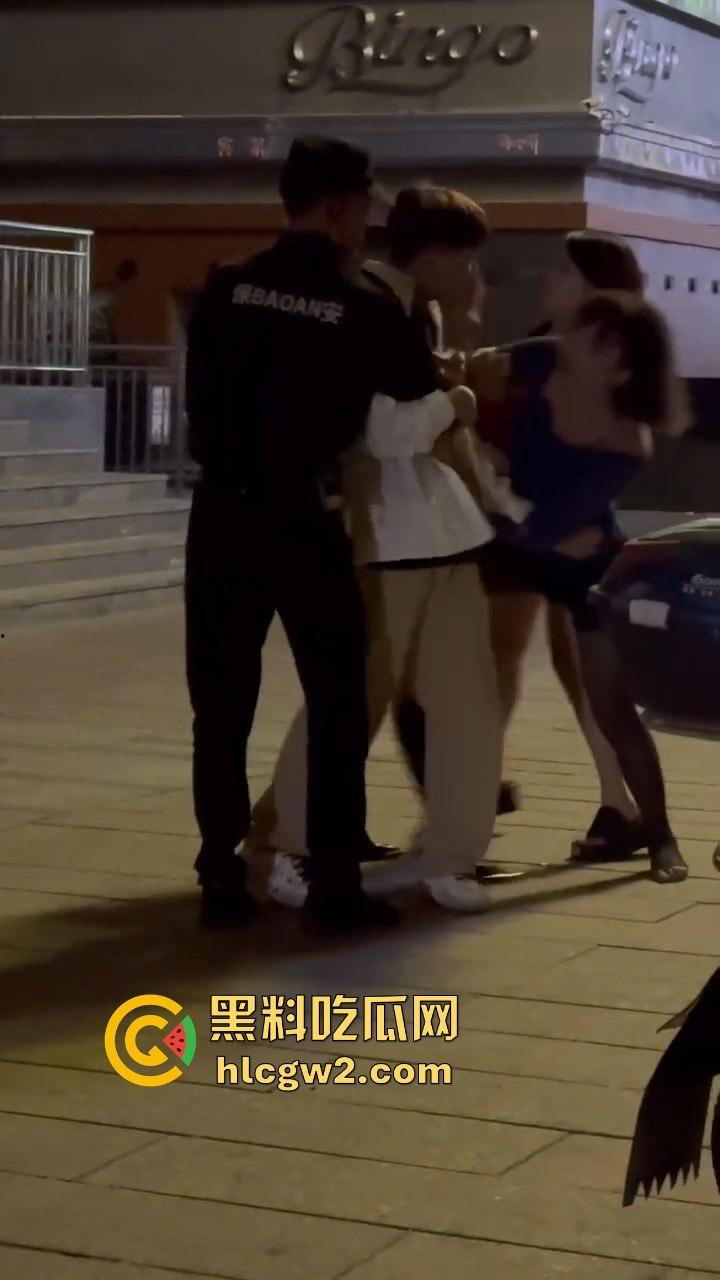 精神小妹怒怼TS小姐姐 黑丝猛女爆发干架场面失控！保安连拉都拉不住，绝对劲爆现场！-13