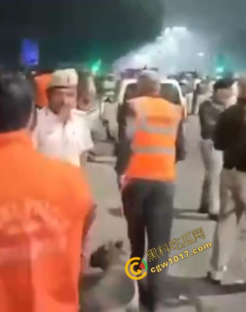 印度新德里景区爆炸震惊世人，鲜血渗透街道，8人当场死亡，惨烈火光照亮恐怖夜空，如同地狱修罗场！-8