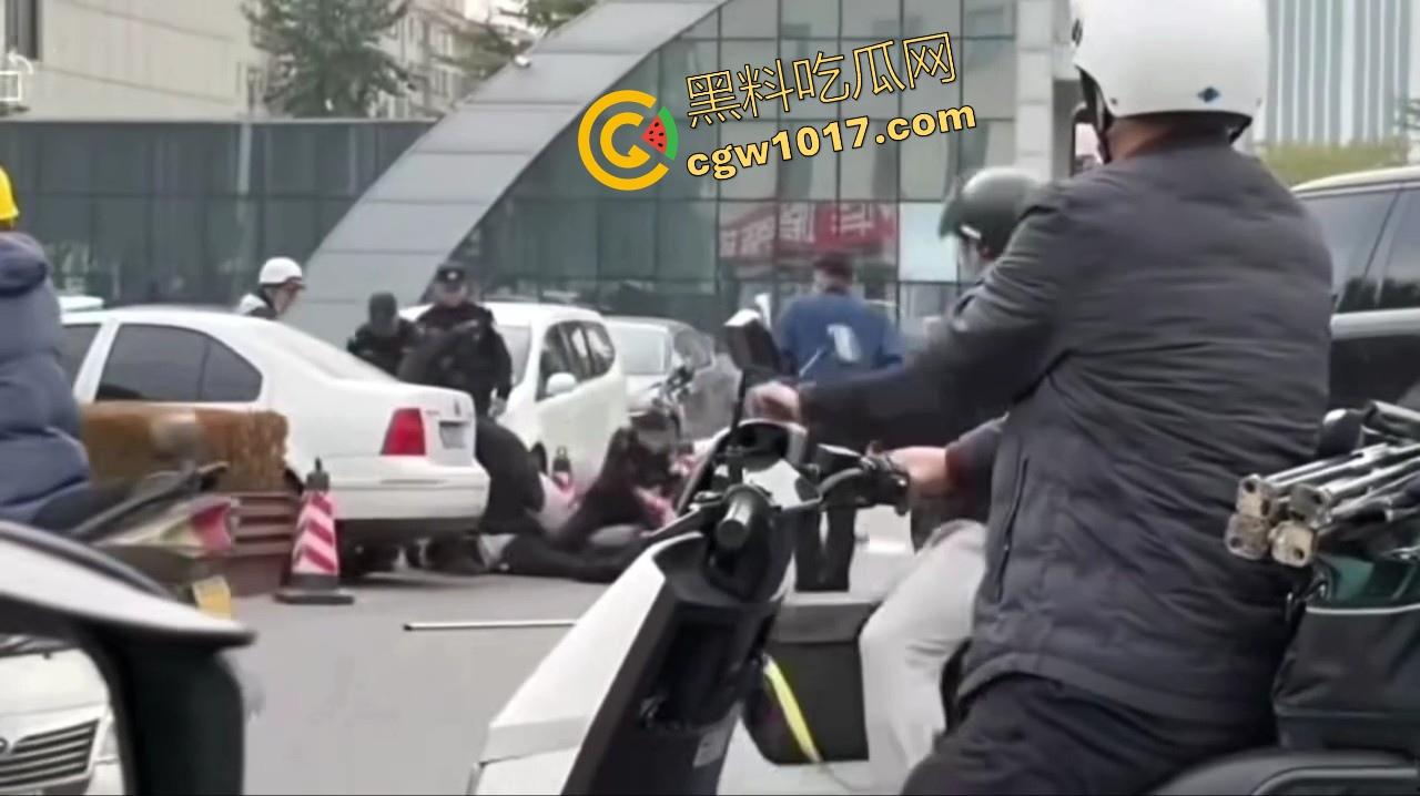 大型纪录片【路虎宣传片】持续为你播出，路虎大哥见义勇为撞翻持刀男子，后退瞄准机会就撞上去，难怪你能开路虎！-9