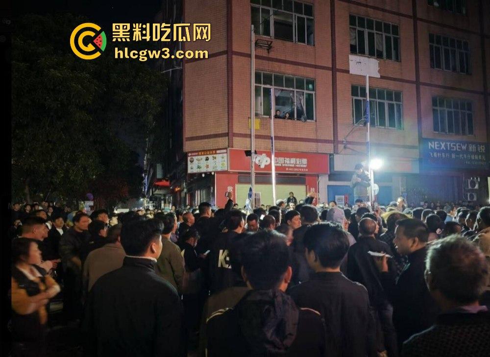 广东大批民众怒砸收费亭 官方被迫宣布取消收费-1