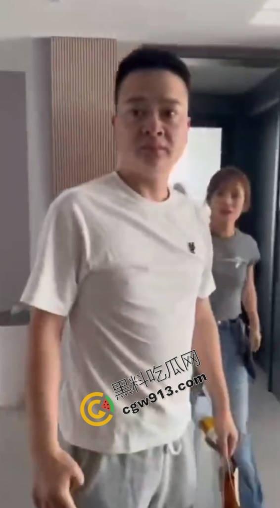 河南武陟县网红【王家二小姐】惨遭男友背叛，小三身材火辣，原配上门怒扇渣男与小三，震撼一幕引热议！-7