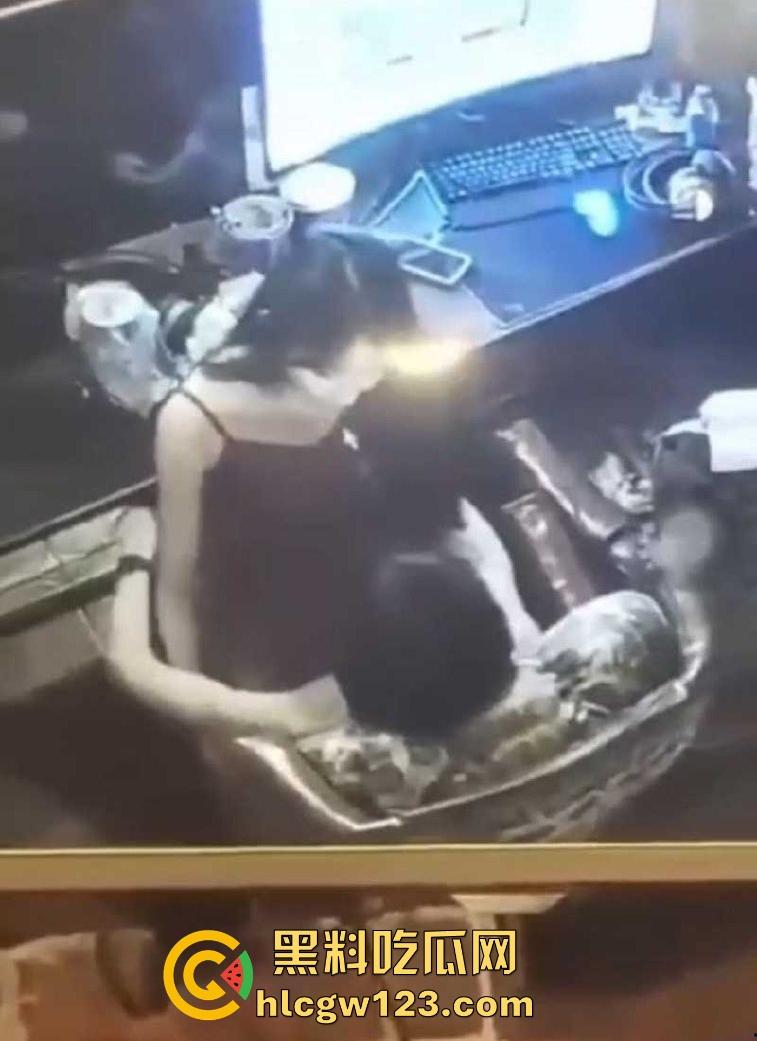 逆天小情侣在网吧做爱还挑衅网管，坐在电竞椅卖弄骚姿 内容炸裂！-3