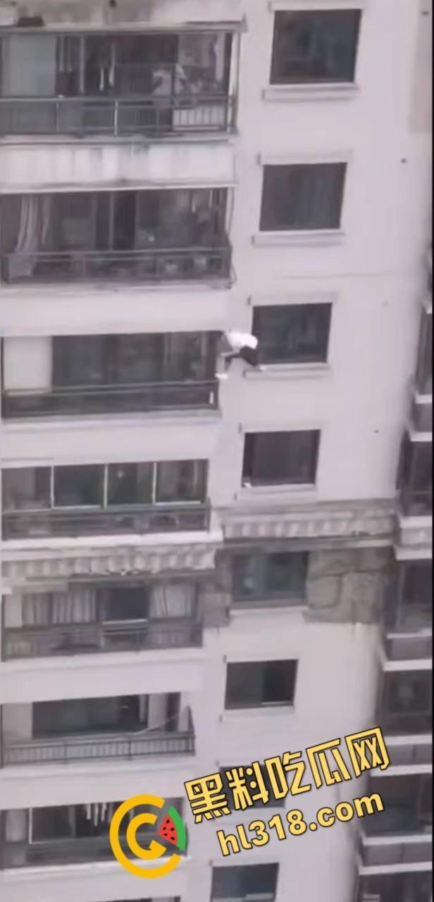 蜘蛛侠偷情被抓？竟徒手攀爬摩天大楼，只为躲避捉奸拼尽全力，惊险画面堪比好莱坞大片！-1