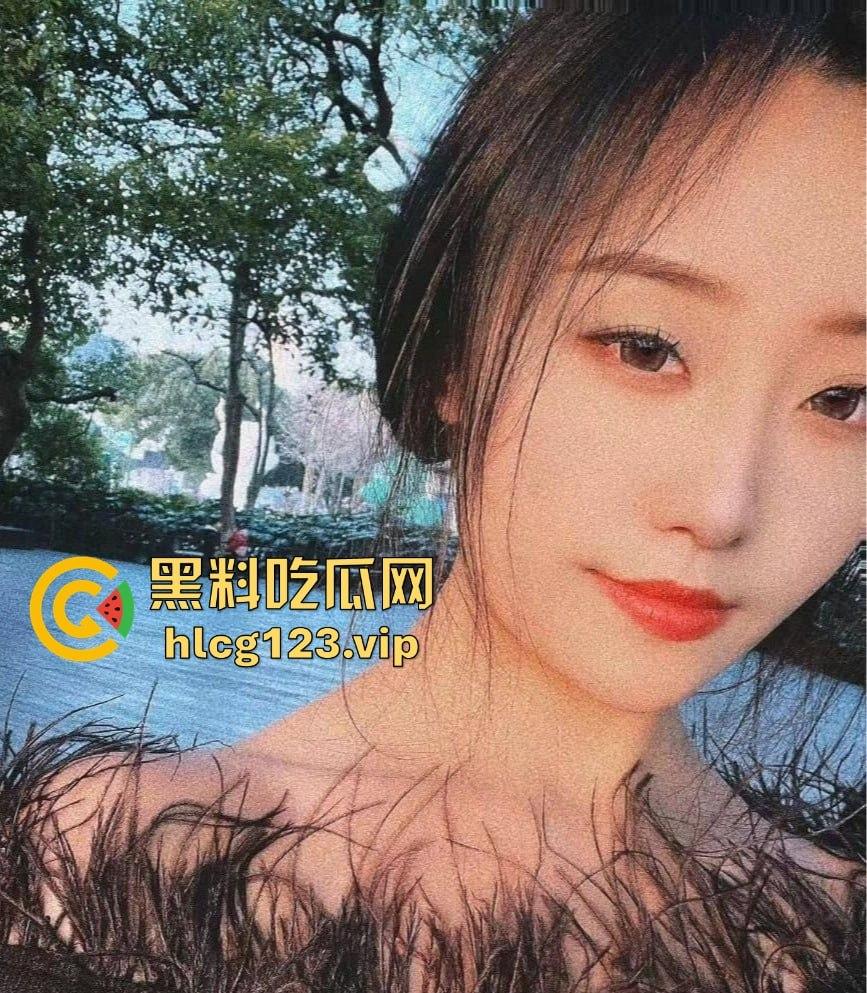 重庆幼师『杨玉环』反差婊浴室骚片流出！极品身材前凸后翘，口交嫩穴画面火辣撩人！-7