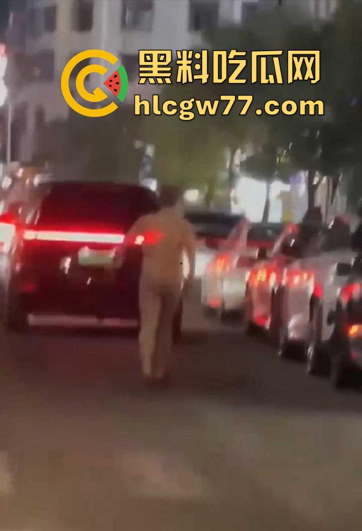 广东揭阳市中心街头惊现男子裸奔，这天气大哥不冷吗？看起来精神不正常-4