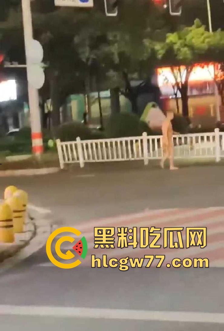 广东揭阳市中心街头惊现男子裸奔，这天气大哥不冷吗？看起来精神不正常-7