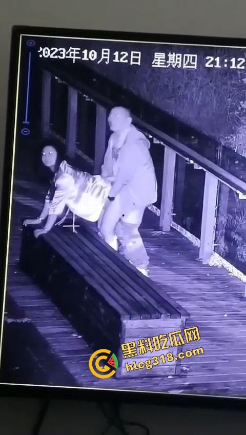 杭州公园长椅野战全程被监控拍下，两人全程激烈拉伸还换姿势，保安看回放笑抽了，上夜班果然有福利！-3