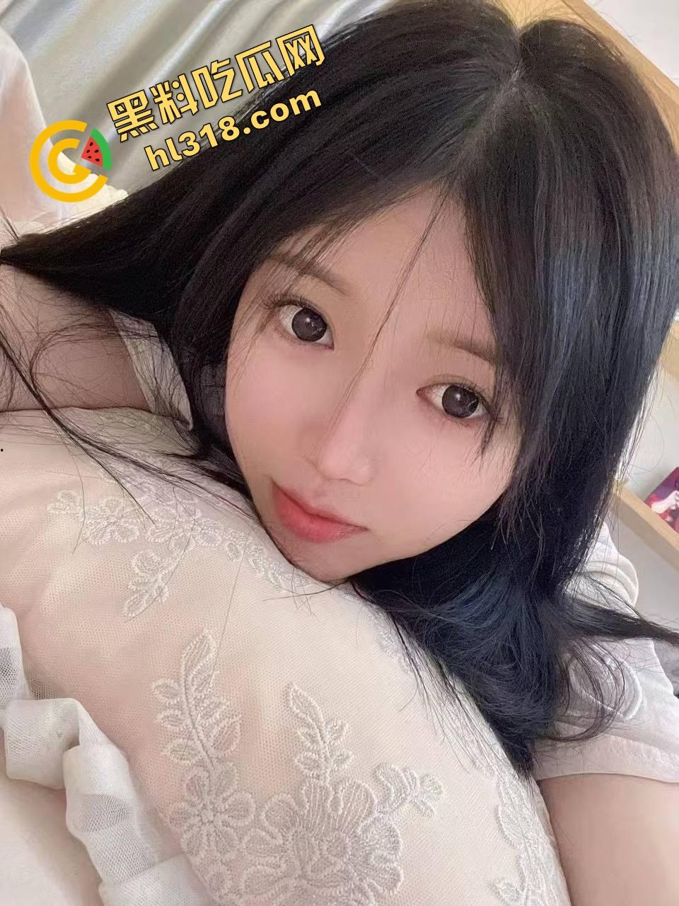 大白天俩骚货窗前赤裸互插假屌竞技赛，比赛高潮谁先喷，没男人靠假屌，也能自嗨得原地升天！-2