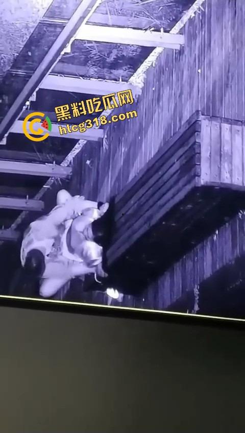 杭州公园长椅野战全程被监控拍下，两人全程激烈拉伸还换姿势，保安看回放笑抽了，上夜班果然有福利！-5