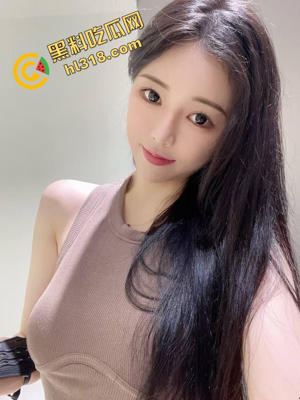 大白天俩骚货窗前赤裸互插假屌竞技赛，比赛高潮谁先喷，没男人靠假屌，也能自嗨得原地升天！-5