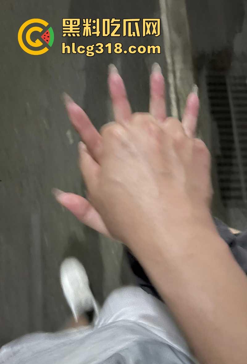 海角大神【纯爱藏黄刀】最新作品 瞒着女友跟其亲妹乱伦 骚货女友浑然不知还贱兮兮的求内射！-7