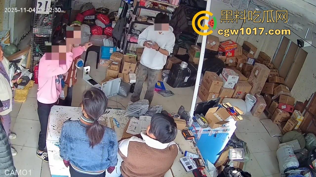 菜鸟驿站遭发疯女上门滋事，怒砸打骂，现场发疯耍赖，警察上门及时带走，经济下行妖魔鬼怪都出来了！-3