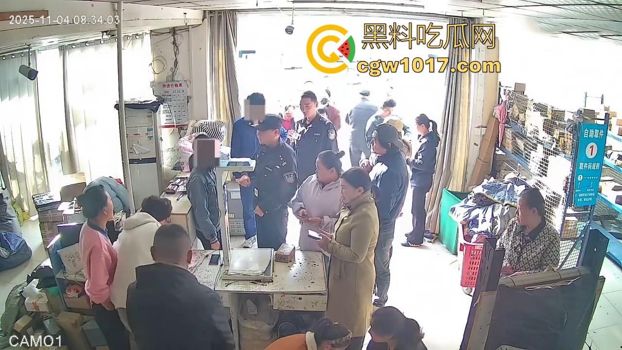 菜鸟驿站遭发疯女上门滋事，怒砸打骂，现场发疯耍赖，警察上门及时带走，经济下行妖魔鬼怪都出来了！-5
