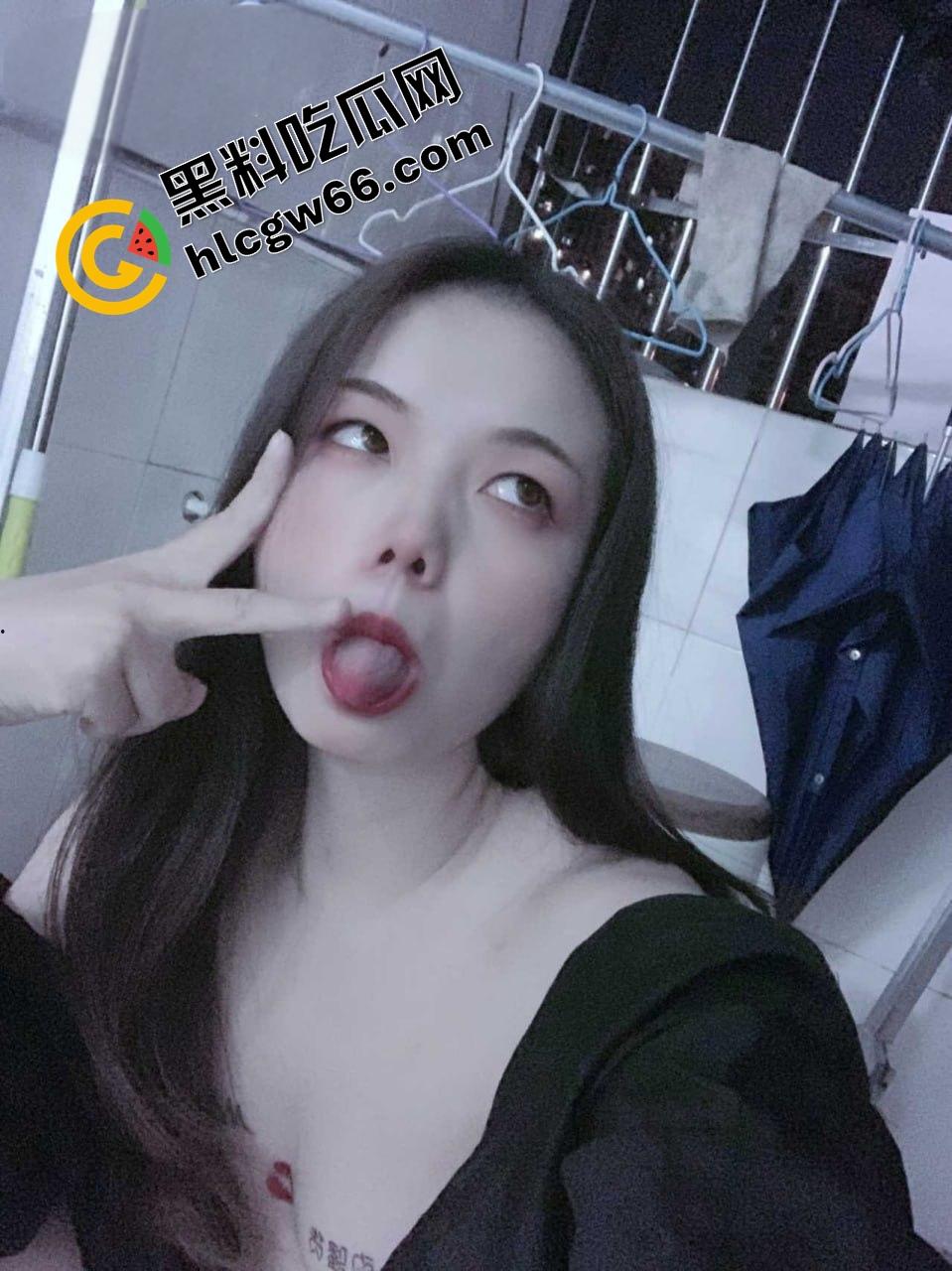 东莞老阿姨【吴方情】整成精致人皮娃娃只为金主赏脸，黑逼自拍跪地求曝光只想被弟弟狠狠操烂！-5