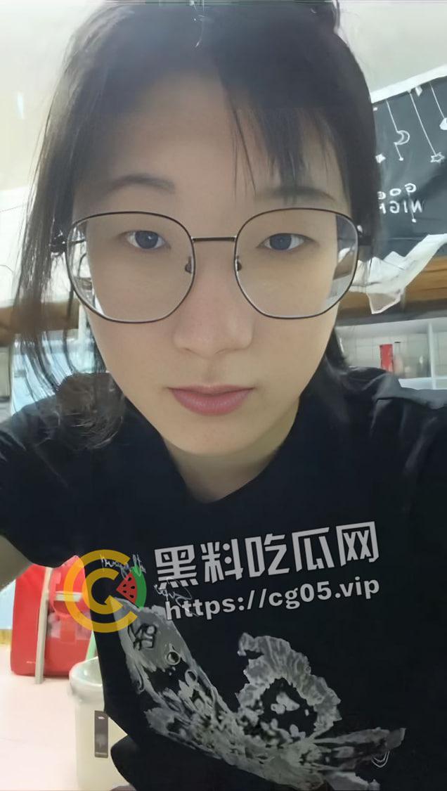 荆楚理工学院【何冰柯】被同班同学假装网友网调成功 写字 捏胸 做任务拍视频  殊不知主人就在旁边看着-3