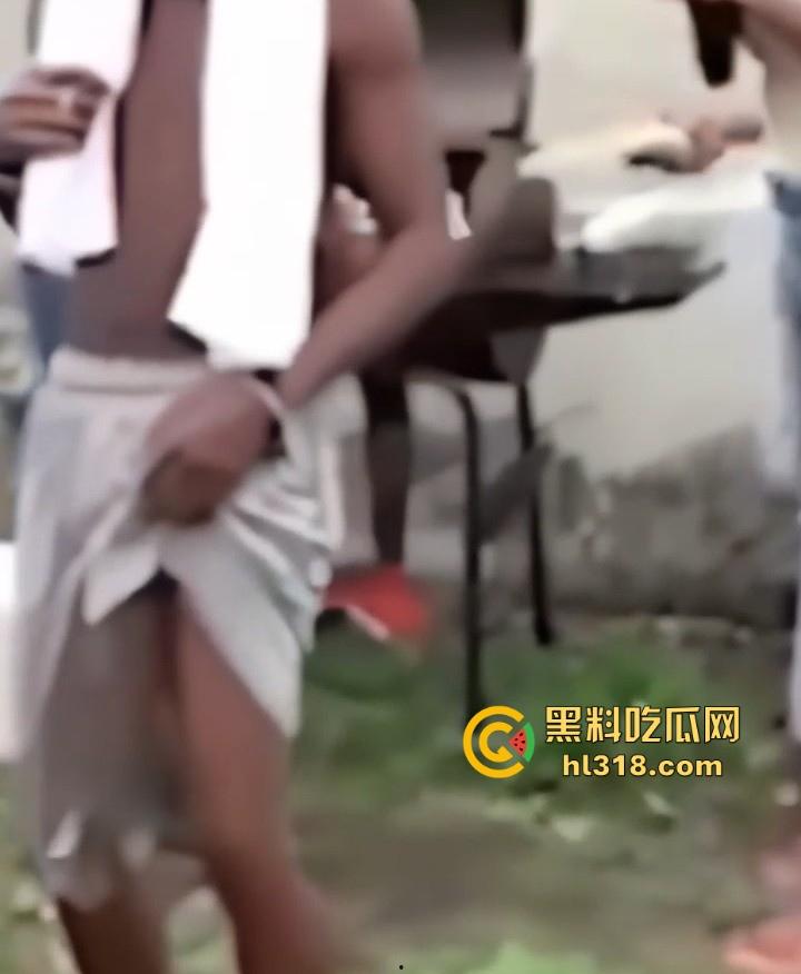 WTF？不是哥们不仔细看我真以为他的第三条腿呢！黑人天赋这么猛，感觉有50厘米啊，媚黑婊的最爱啊！-4