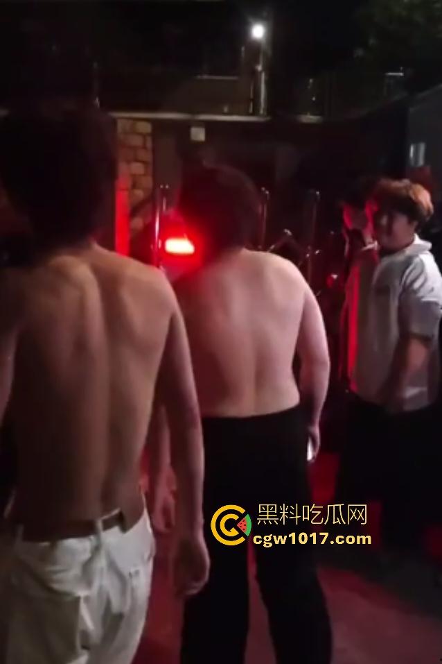 广西桂林谢霆锋1打4个C罗，只为争夺女友，谢霆锋没穿衣服被几个C罗当足球踢，真男人就要敢于单挑！-1