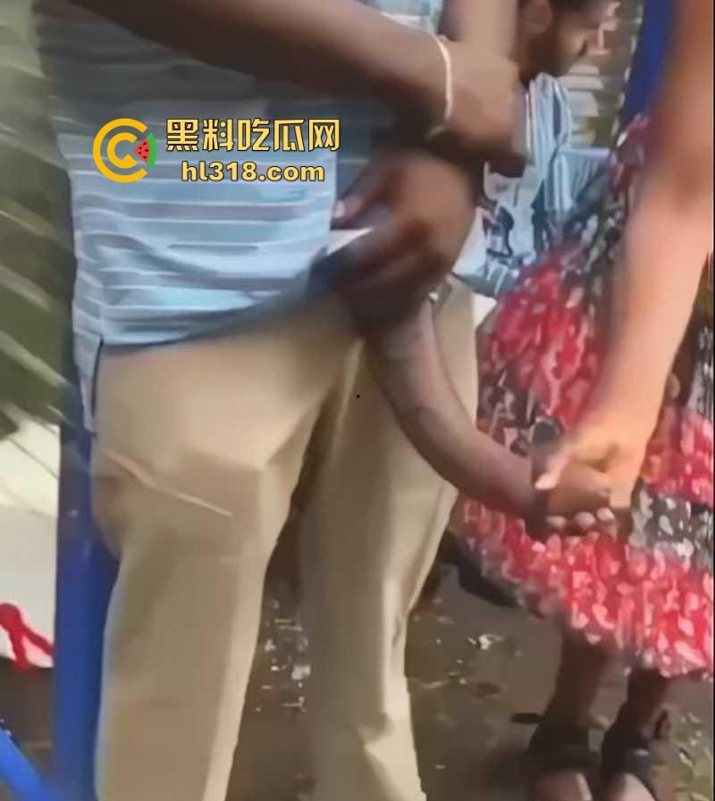 WTF？不是哥们不仔细看我真以为他的第三条腿呢！黑人天赋这么猛，感觉有50厘米啊，媚黑婊的最爱啊！-9