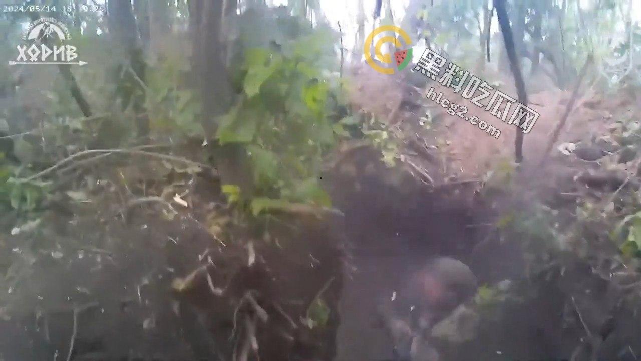 战壕中的生死较量：乌克兰士兵击杀两名俄罗斯士兵的震撼视频流出-6