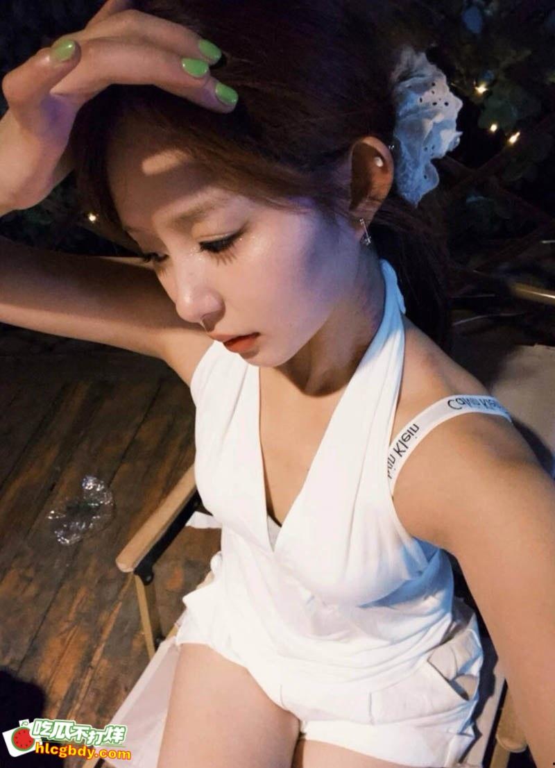 北京高颜值嫩妹【张敬怡】，刚分手就迫不及待约炮，露脸深喉后入呻吟不断，小粉穴被无套内射精液直流 ！-1