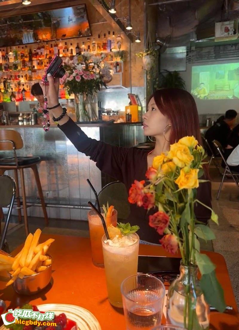 北京高颜值嫩妹【张敬怡】，刚分手就迫不及待约炮，露脸深喉后入呻吟不断，小粉穴被无套内射精液直流 ！-3