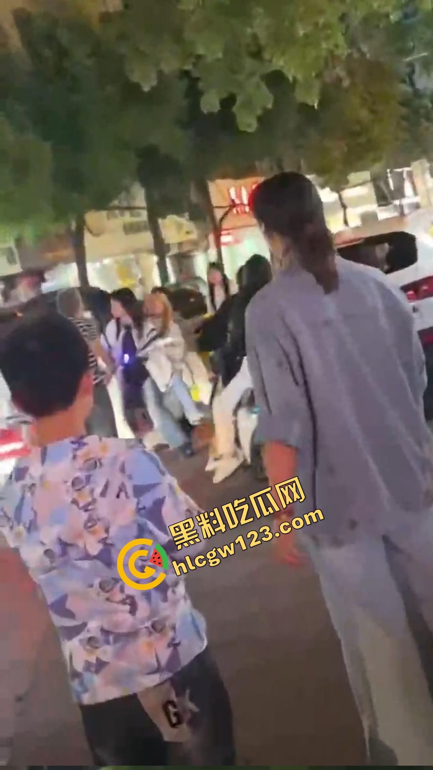 怀远街头精神小妹互砍，是刀刀见骨，电动车上扯头发、拎刀互砍，怀远街头又出发疯姐妹花！-4