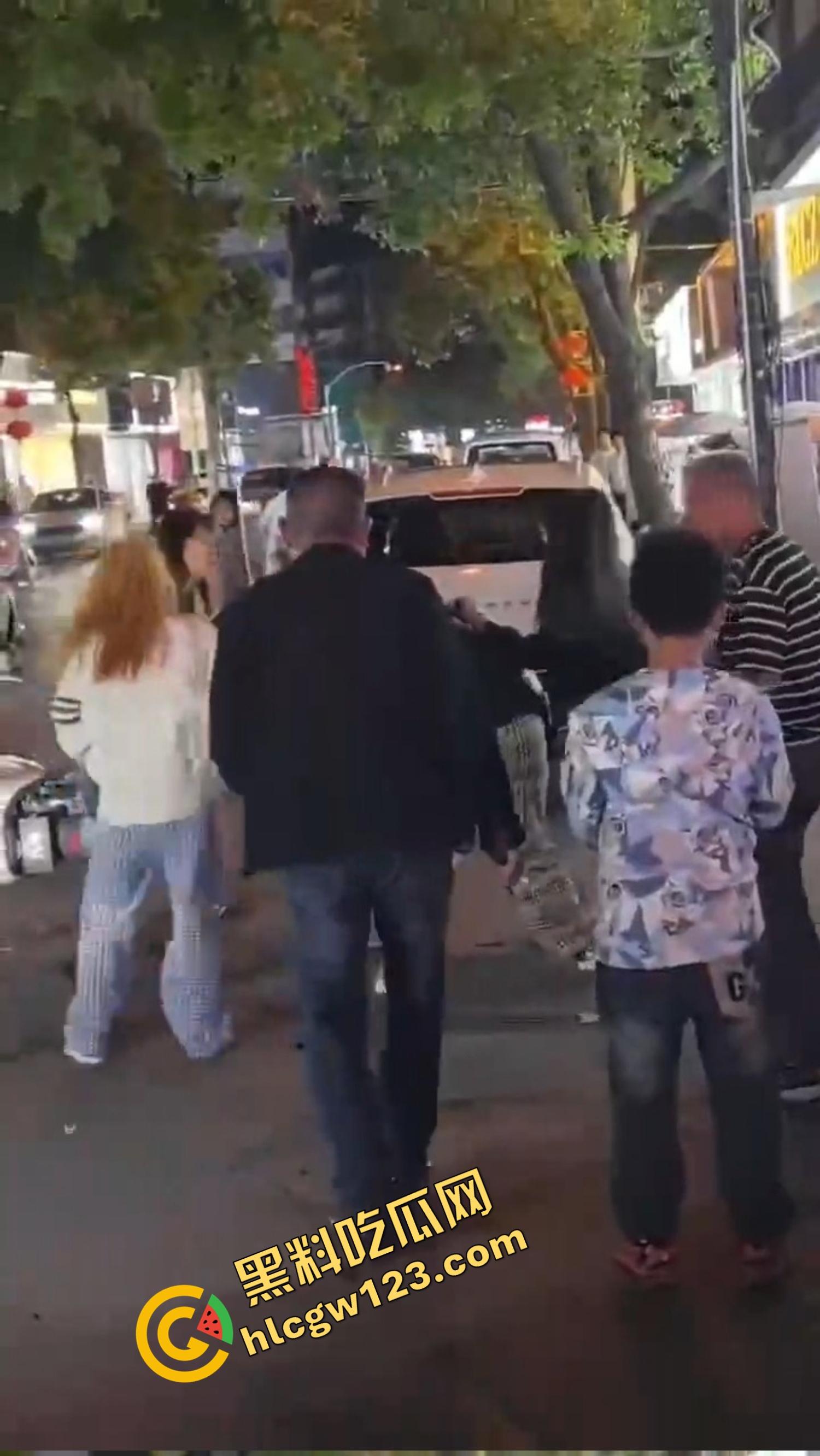 怀远街头精神小妹互砍，是刀刀见骨，电动车上扯头发、拎刀互砍，怀远街头又出发疯姐妹花！-7