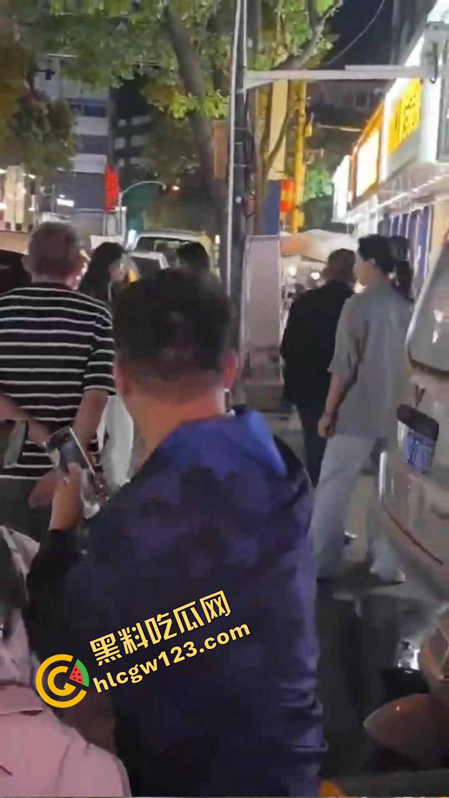 怀远街头精神小妹互砍，是刀刀见骨，电动车上扯头发、拎刀互砍，怀远街头又出发疯姐妹花！-10