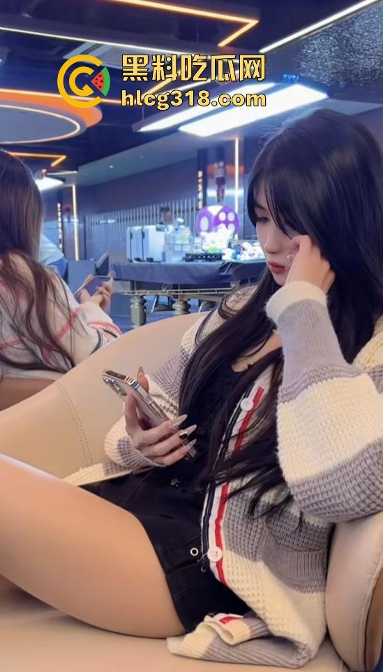 点个陪玩不打球，哥们台球厅现场抠逼上头，老板边抽烟边看监控笑了，抠个逼你也别忘了换手啊！-5