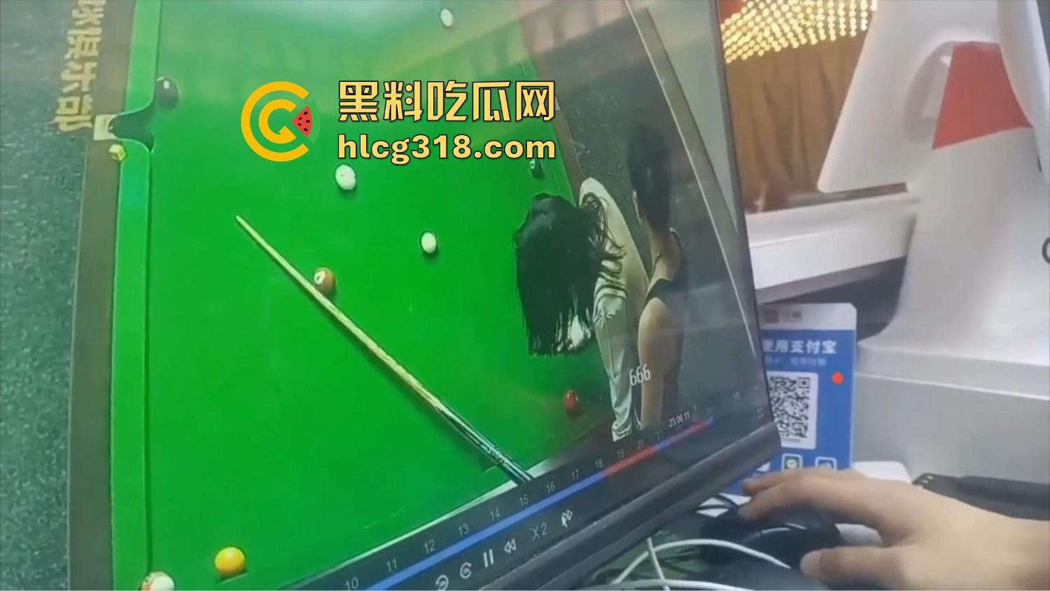 点个陪玩不打球，哥们台球厅现场抠逼上头，老板边抽烟边看监控笑了，抠个逼你也别忘了换手啊！-8