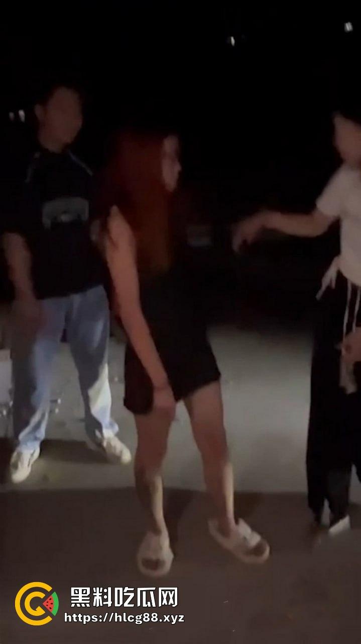 深夜街头红发小美女被一群混混性骚扰 强行脱光衣服拍摄嫩鲍 简直就是一群畜生啊！-2