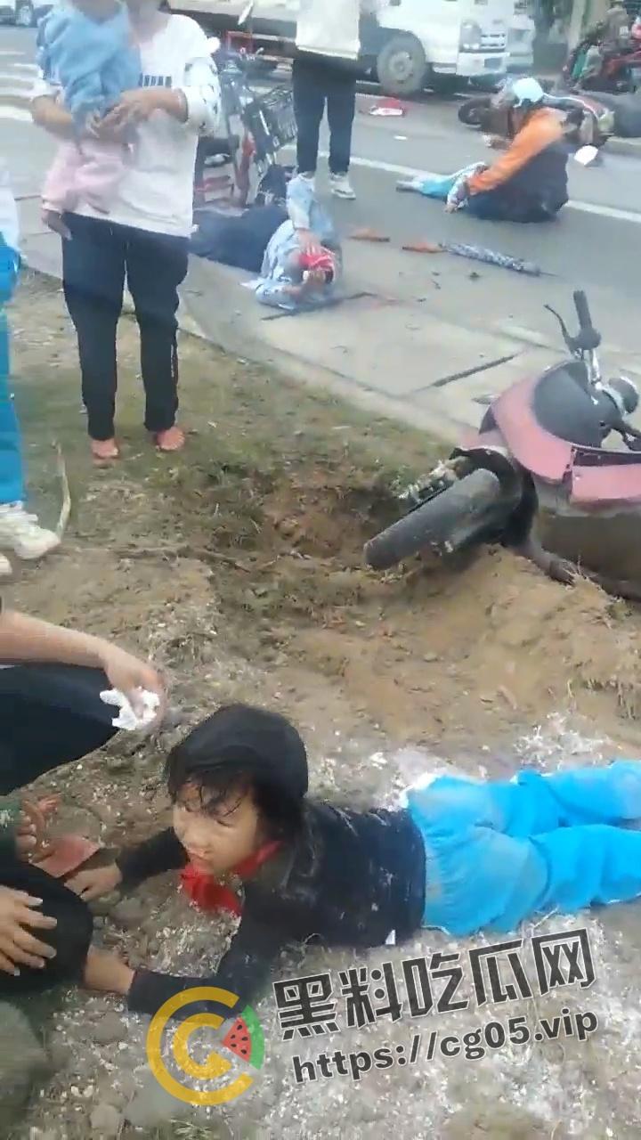 海南屯昌货车撞人 1死7伤 现场惨不忍睹 尸体受伤者遍地都是-5