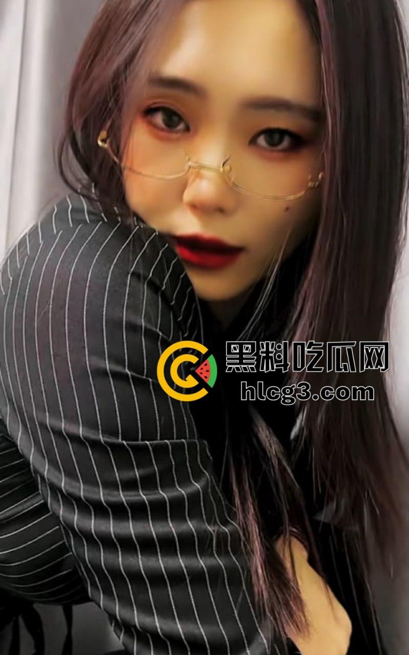 快手网红『元气学姐』全裸私拍流出，劲爆私拍暴露双重反差，脸穴同框自慰震撼爆料！-4