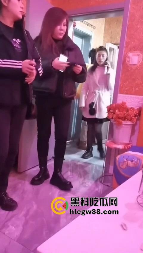 熟透了的熟妇舞娘KTV火力全开！一上台就扭得台下爆炸现场全是荷尔蒙味，气氛嗨到顶，这熟货真是骚出汁了！-4