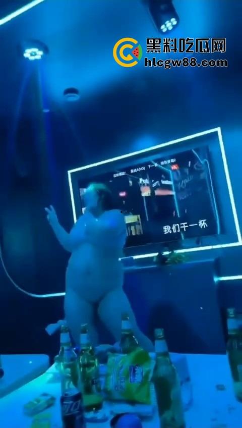 熟透了的熟妇舞娘KTV火力全开！一上台就扭得台下爆炸现场全是荷尔蒙味，气氛嗨到顶，这熟货真是骚出汁了！-7