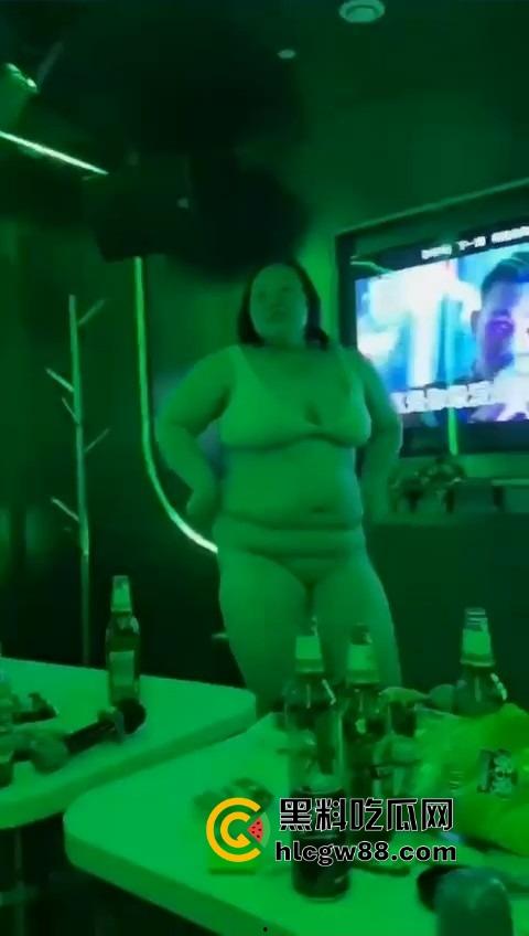 熟透了的熟妇舞娘KTV火力全开！一上台就扭得台下爆炸现场全是荷尔蒙味，气氛嗨到顶，这熟货真是骚出汁了！-10