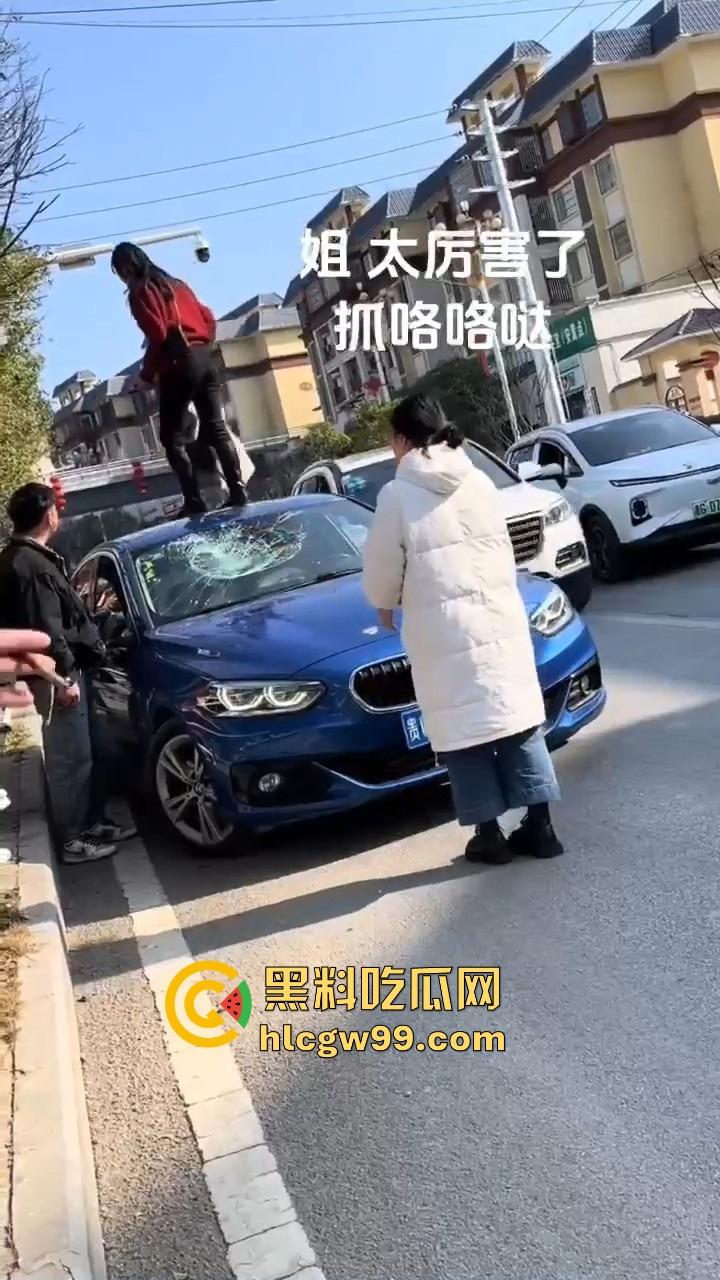 年度最贵抓奸现场，贵州紫云红衣女子怒砸宝马，原配没资格坐车？小三凭啥坐？直接砸烂让谁都别想坐！-5