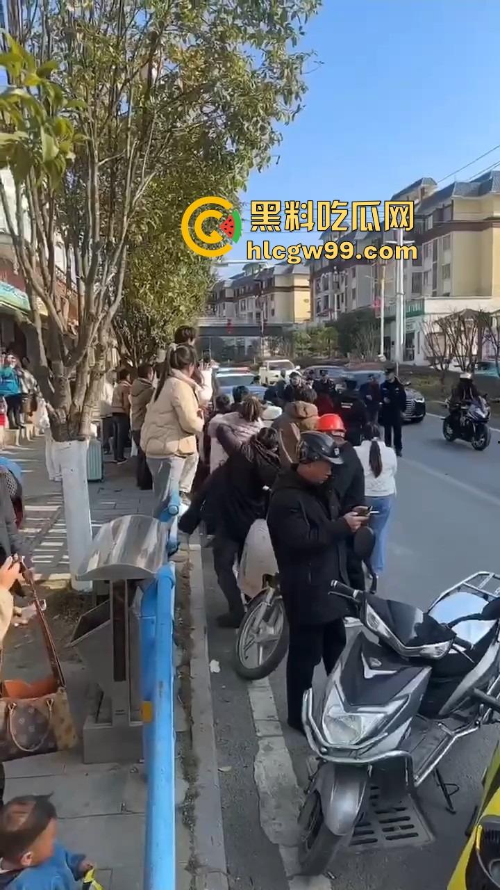 年度最贵抓奸现场，贵州紫云红衣女子怒砸宝马，原配没资格坐车？小三凭啥坐？直接砸烂让谁都别想坐！-9