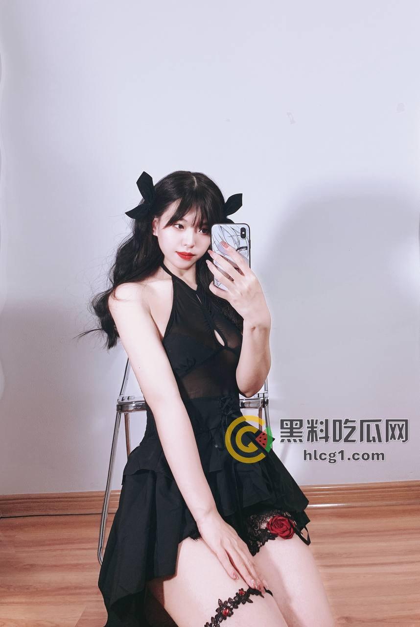 特极品少女福利姬「真真」火辣私拍流出,各种露出自摸馒头逼-1