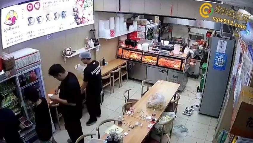 小情侣二人店内躲雨，甩桌面垃圾给客人，被店员请出情绪失控，打骂店员态度嚣张，监控视频流出 ！-1