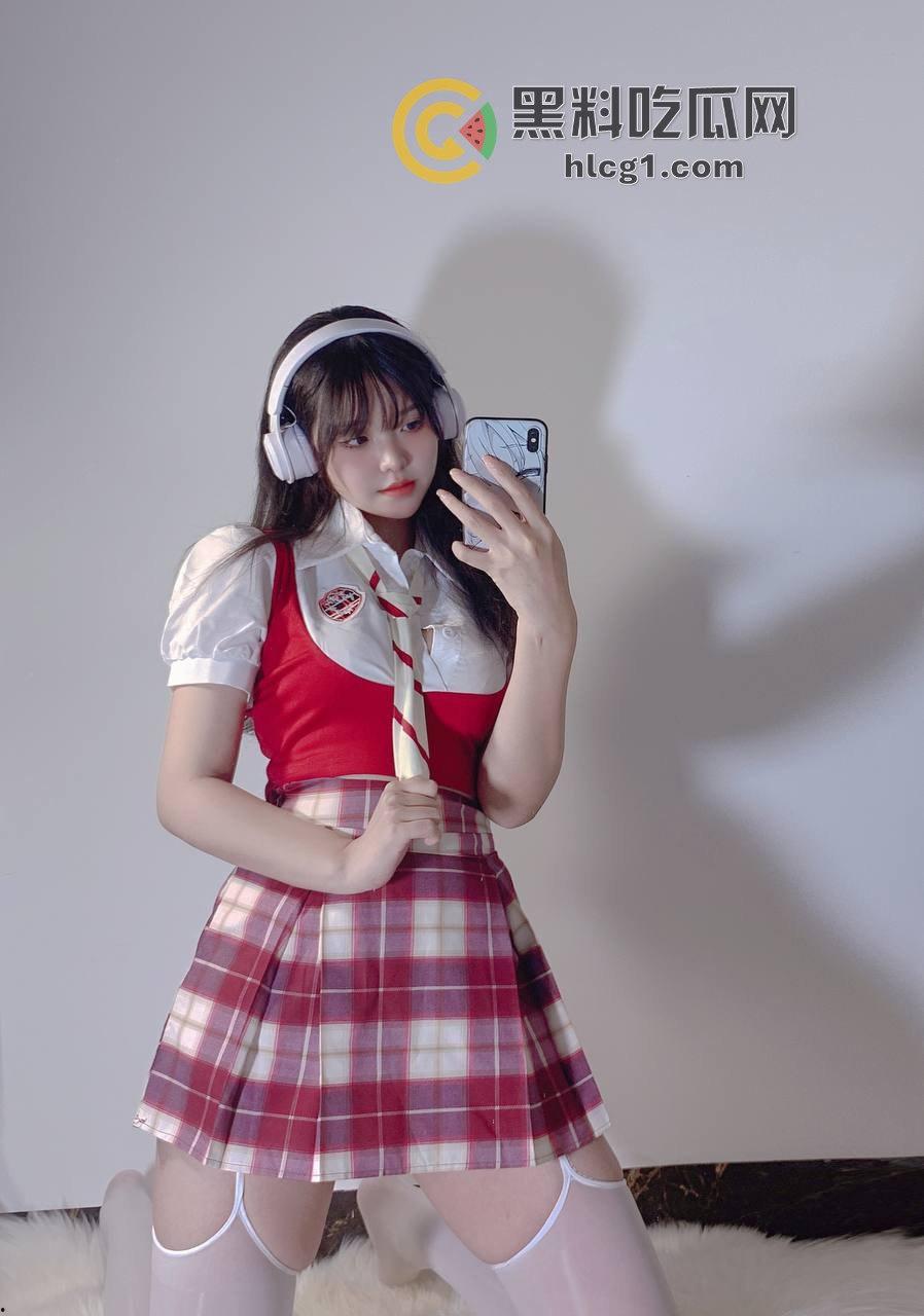 特极品少女福利姬「真真」火辣私拍流出,各种露出自摸馒头逼-20