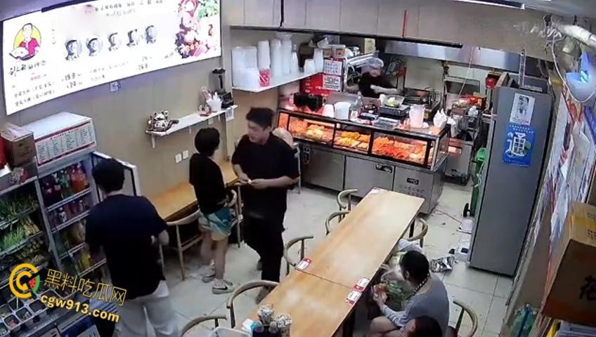 小情侣二人店内躲雨，甩桌面垃圾给客人，被店员请出情绪失控，打骂店员态度嚣张，监控视频流出 ！-5