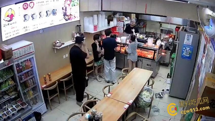 小情侣二人店内躲雨，甩桌面垃圾给客人，被店员请出情绪失控，打骂店员态度嚣张，监控视频流出 ！-6
